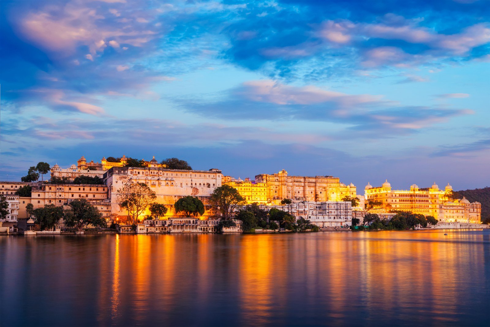 Rajasthan indian tourist landmark - Udaipur City Palace complex in the evening twilight with dramatic sky - panoramic view. Udaipur, India SSUCv3H4sIAAAAAAAEAJVWwXLbIBC9d6b/4NE5bkBIIPXYXtqZtM2k01MmByxhi1oCDyCnmUz+vSBZNgLXSS8eL7z32F12Fz2/f7dYJCuqeZV8XDw7y9q8bXttFDVcCrsMrg7rrOZGKk5bt+jWXoadRBtqes20J6Gb3himtJHV1i7D0oNX1LCN1ZkRJh/uR3sxbQyblmG3kk89b2suNvr6hoq6o2qrkysPpvuVg33h2rlZLVYTPplAL1cX5L/bKBQ7p/iT0esfFaPi+o7vmTrJjX8epgTRDRPV0ymqOBH3nvjspDQ/qj4c15O1NLLlNCBCUBbFBwhBmg2/xTlqrRjttOEdu3QszucmPCvFdlJzs2usN/qSGgIn+vjnxbt3xVpGxzK5H9WT7aPNTefXwR39TbVpqPDPsW6CdNI+ZvtXTfmuVxGwPPnkbBQRP3PztLilLa1YRM5eI38V9fxCbNIAwj4NEIR8G6YgncmSoghld2fcATg+XvBNY+YwBPAsZGtH8mzPhO2EiFgExDIk3vKqke084AJkCIbAG7plizejv/WbZpgjJxwp0iINcVRUnIkg4NQBT3679MNytkDSPEoBVVXDDatskwcnY5AVUeAePLyWc2hj52V1GJg+Noc4xK5pJ3sdhIQwCXFuDHdc2GlZB2VKikj0CI5cOIt2RSwuV/FQpV5SUYHyKO7W3npQVPA4yjzUOK5fj7nt//TqKcghwFEAiq1bezdhPRO/7wguSvQPYpSl/+Huw5AdN8Bq16easbDphmKNwjayV1x3b0EqumdtAMSZHRT+AMphFtizq4WIRIPFPPI2mi0ElPjYk94o3/OaSTe1Dzbtay69Kb6XFW1diSOPtLNv8piOiSZNw5RHq2QvzHD9STn27/TJYL9HZOcxhTTDQ3J4f5LadokzIYJ5lmUgI3mG7DxLSTJ9o9gHmNfa0+CurRKMVxSRGi8BrNEyW0G6LChmS0YIyMoarCl0rrz8BTSTdPMrCQAA